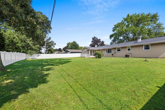 1327 SKYLARK LANE, Green Bay, WI 54313
