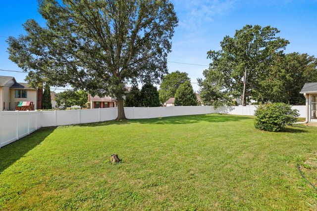 1327 SKYLARK LANE, Green Bay, WI 54313