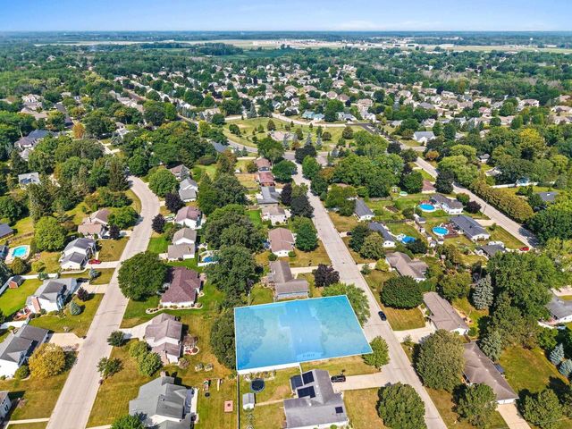 1327 SKYLARK LANE, Green Bay, WI 54313