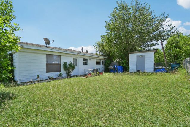 525 Lenora DR, Taylor, TX 76574