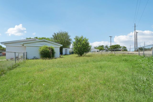 525 Lenora DR, Taylor, TX 76574