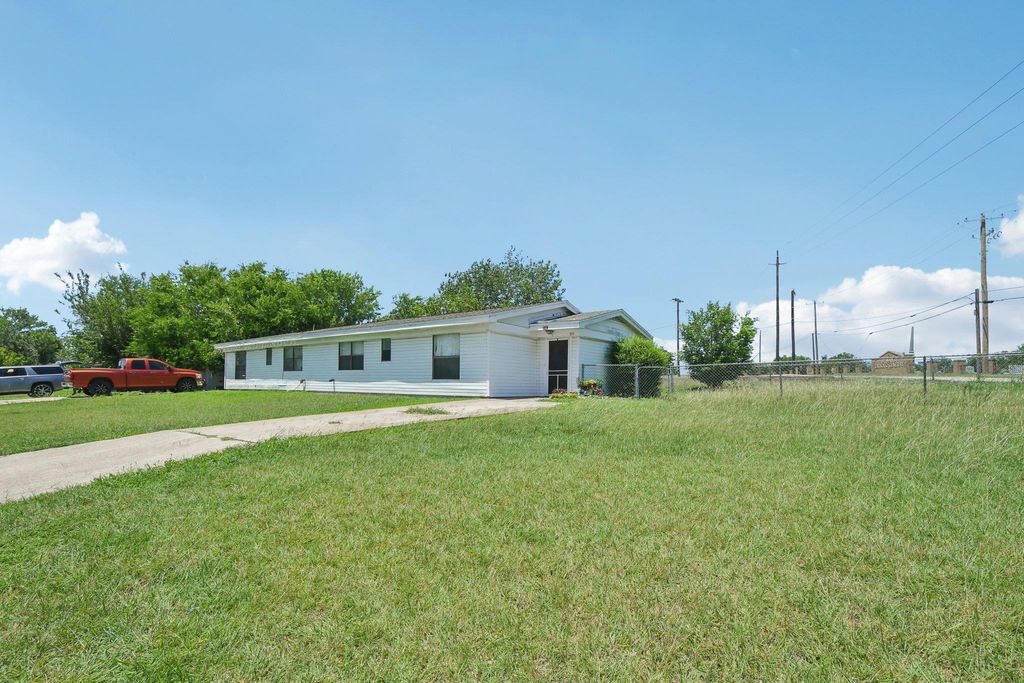 525 Lenora DR, Taylor, TX 76574