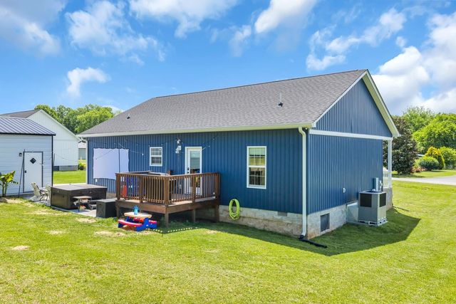 70 Crestview Dr, Winchester, TN 37398