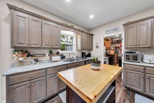 70 Crestview Dr, Winchester, TN 37398