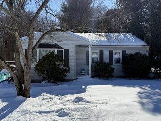 28 New Ludlow Rd, Granby, MA 01033