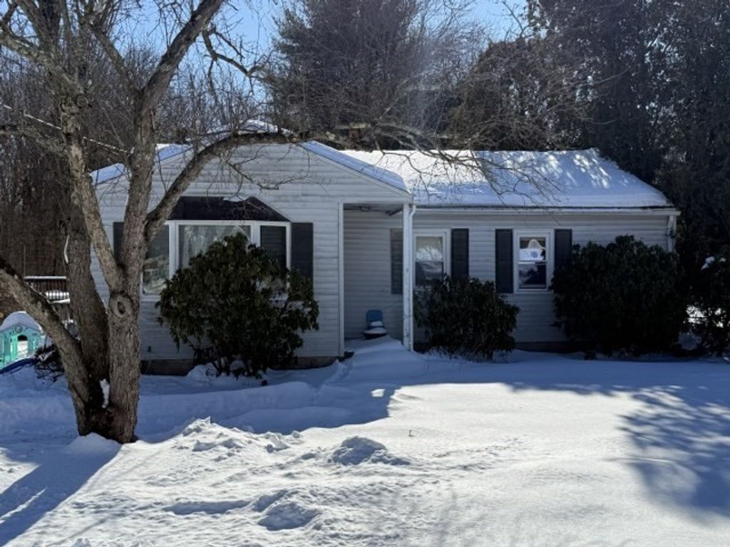 28 New Ludlow Rd, Granby, MA 01033