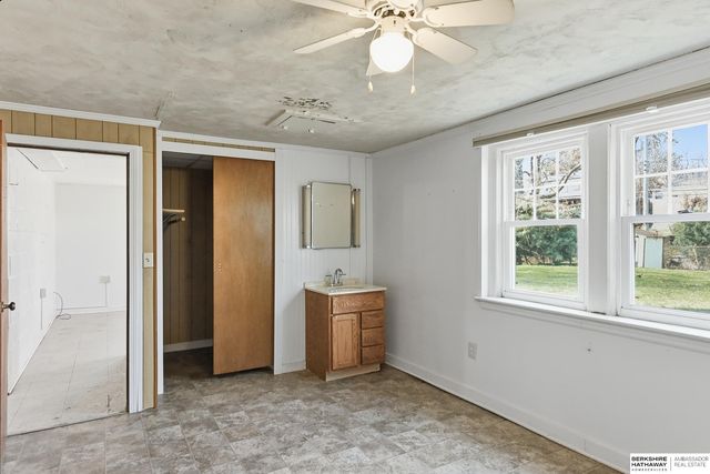 1828 N 49th Street, Omaha, NE 68104