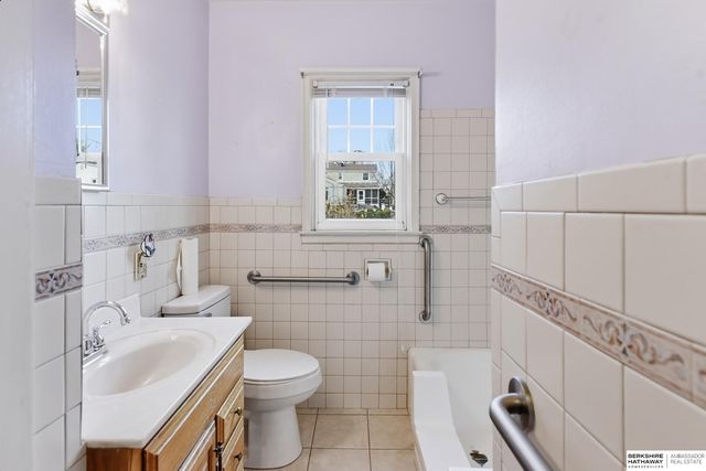 1828 N 49th Street, Omaha, NE 68104