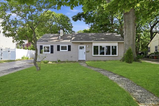 7 Surrey Road, Massapequa, NY 11758