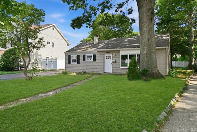 7 Surrey Road, Massapequa, NY 11758