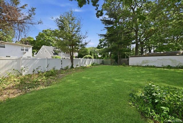 7 Surrey Road, Massapequa, NY 11758