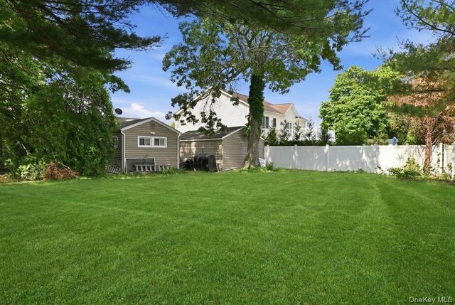 7 Surrey Road, Massapequa, NY 11758