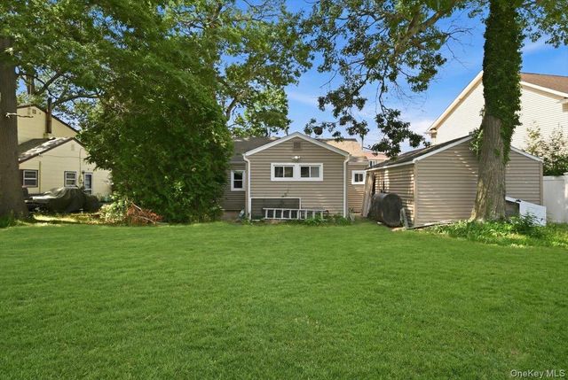 7 Surrey Road, Massapequa, NY 11758