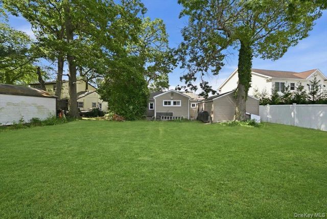 7 Surrey Road, Massapequa, NY 11758