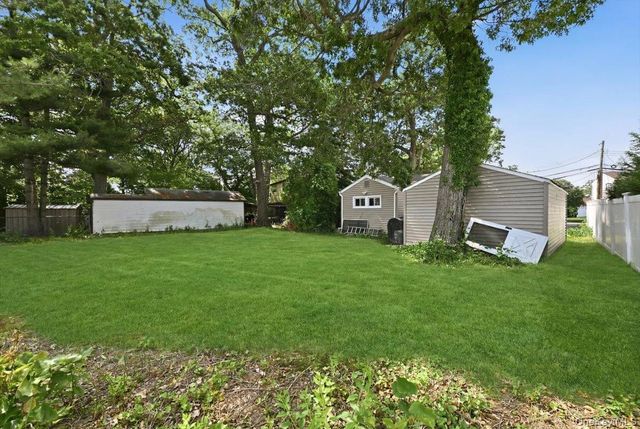 7 Surrey Road, Massapequa, NY 11758