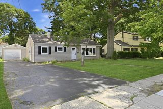 7 Surrey Road, Massapequa, NY 11758