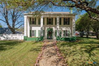 700 S Walnut Avenue, Luling, TX 78648