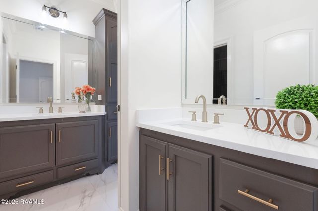 108 Queen Of Peace Drive, Lafayette, LA 70508