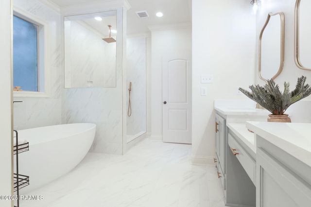 108 Queen Of Peace Drive, Lafayette, LA 70508