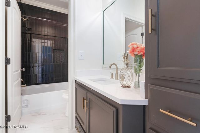 108 Queen Of Peace Drive, Lafayette, LA 70508