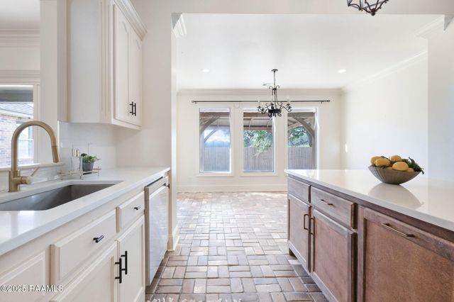 108 Queen Of Peace Drive, Lafayette, LA 70508