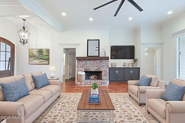 108 Queen Of Peace Drive, Lafayette, LA 70508