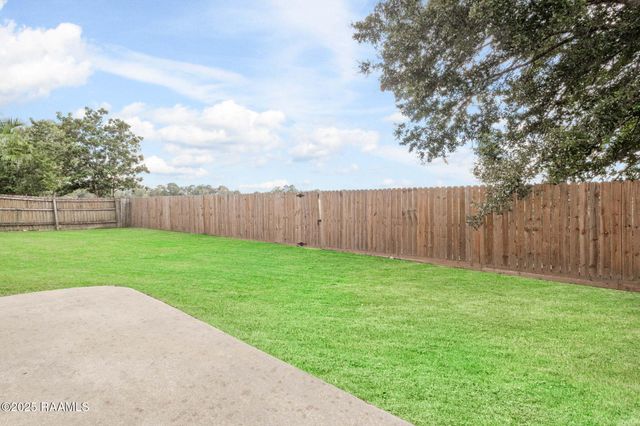 108 Queen Of Peace Drive, Lafayette, LA 70508