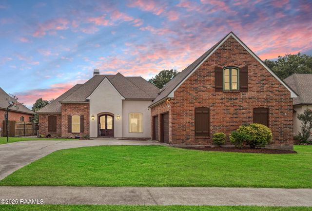 108 Queen Of Peace Drive, Lafayette, LA 70508