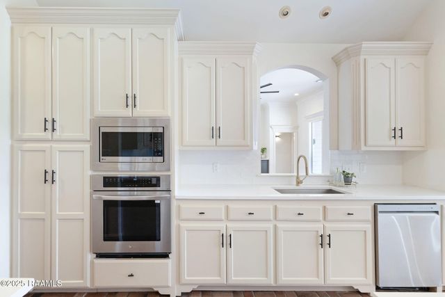 108 Queen Of Peace Drive, Lafayette, LA 70508