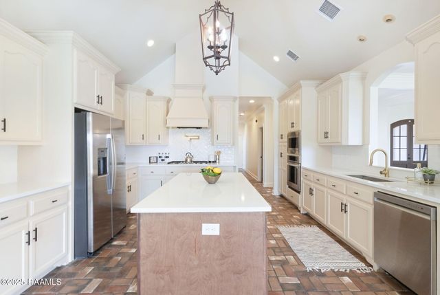 108 Queen Of Peace Drive, Lafayette, LA 70508