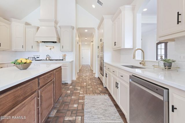 108 Queen Of Peace Drive, Lafayette, LA 70508