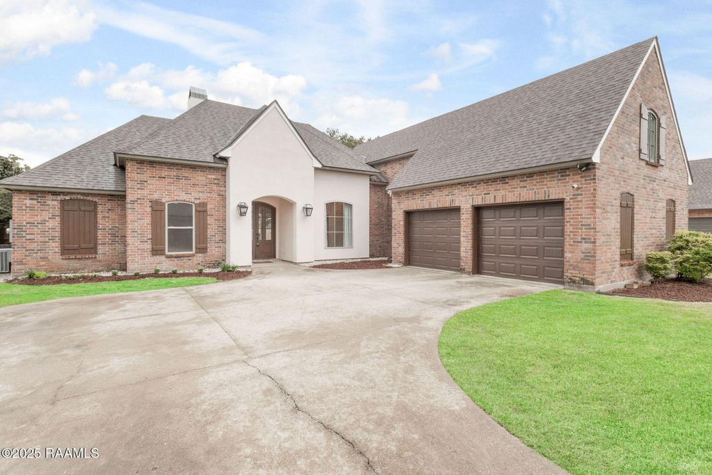 108 Queen Of Peace Drive, Lafayette, LA 70508