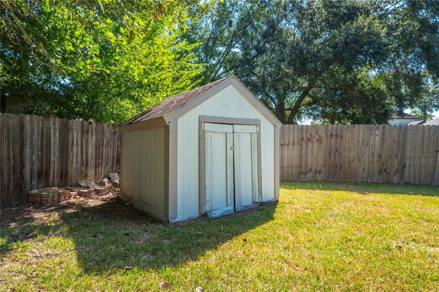 1304 Edinburgh Drive, Friendswood, TX 77546