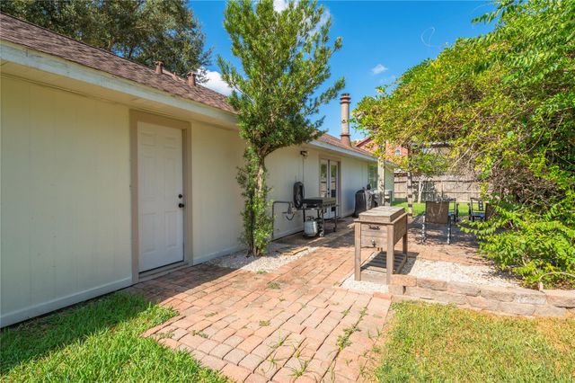 1304 Edinburgh Drive, Friendswood, TX 77546