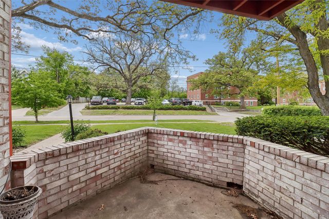 421 42nd Street 2, Des Moines, IA 50312