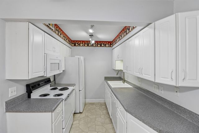 421 42nd Street 2, Des Moines, IA 50312