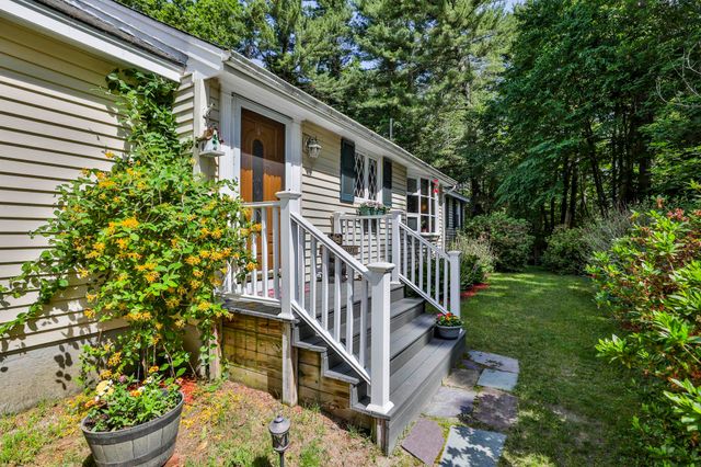 15 Edinburgh Drive, Bedford, NH 03110