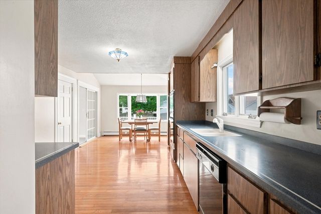 32 Glendale Ave, Peabody, MA 01960