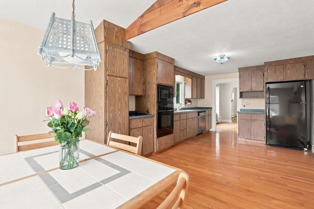 32 Glendale Ave, Peabody, MA 01960