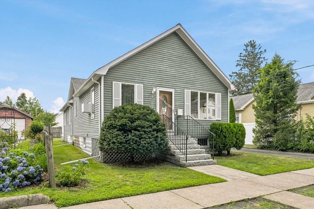 32 Glendale Ave, Peabody, MA 01960