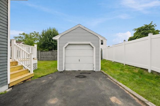 32 Glendale Ave, Peabody, MA 01960