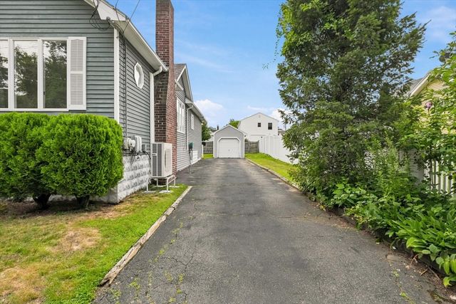 32 Glendale Ave, Peabody, MA 01960