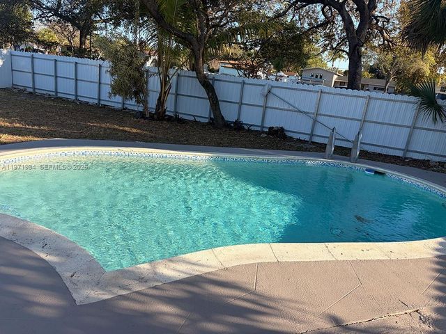 1220 NE 206th St, Miami, FL 33179