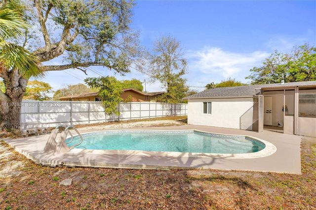 1220 NE 206th St, Miami, FL 33179