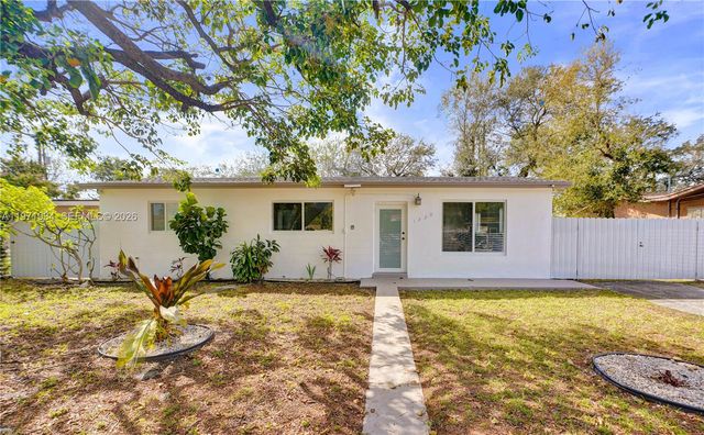 1220 NE 206th St, Miami, FL 33179