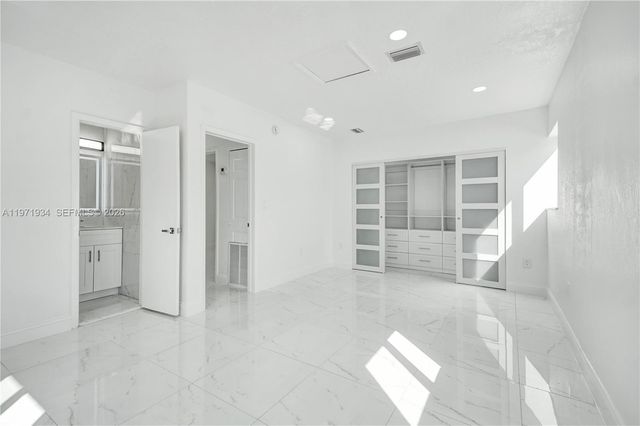 1220 NE 206th St, Miami, FL 33179