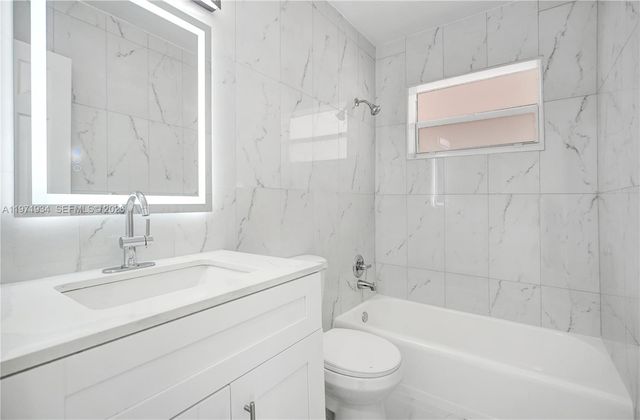 1220 NE 206th St, Miami, FL 33179