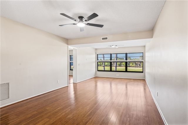 21 Plantation Drive 205, Vero Beach, FL 32966