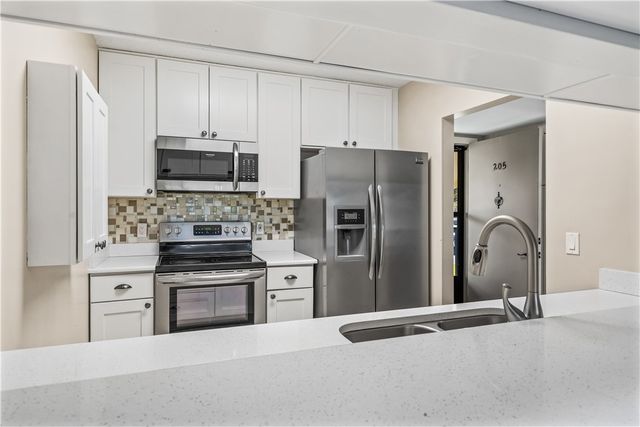 21 Plantation Drive 205, Vero Beach, FL 32966