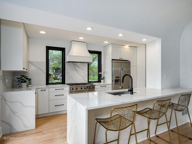 305 Maplewood Road, Riverside, IL 60546